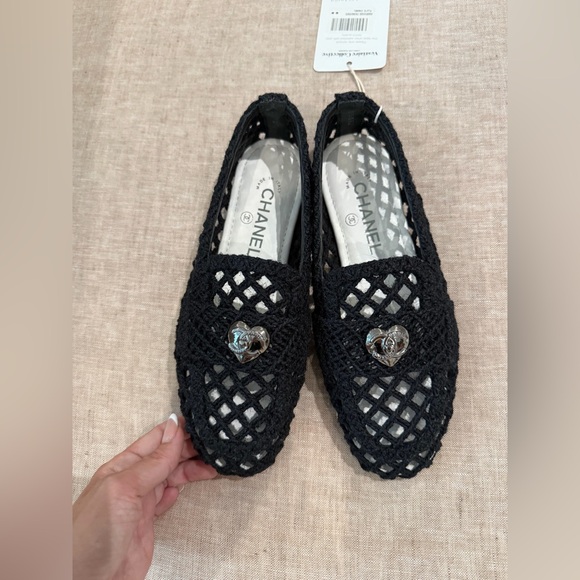 New with box CHANEL Black Crochet Loafers with Heart interlocking, size 37,5 - Picture 12 of 16